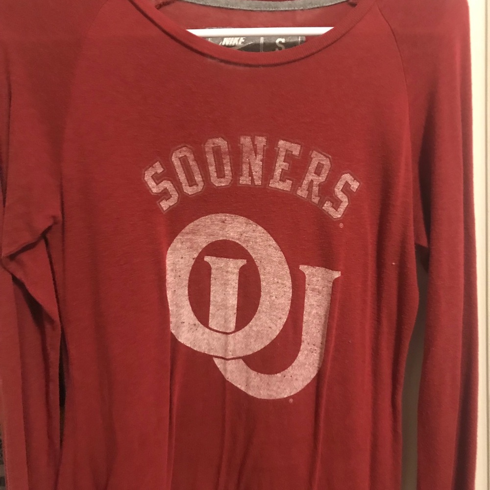 Nike ou red shirt